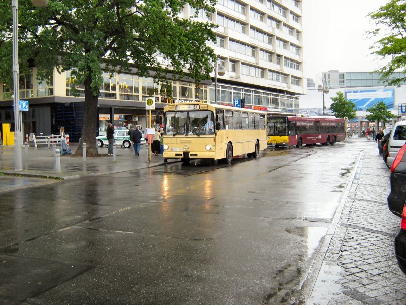 Hist. Stadtbus vor Niederflurbus im strmenden Regen am Ausstieg Bahnhof Zoo, Mai 2007