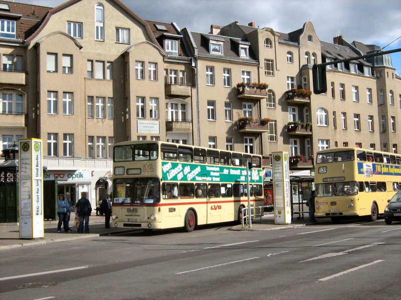 Hochbetrieb mit hist. Bussen an der Hst. U-Bhf. Alt-Tegel, 13. 9. 2008