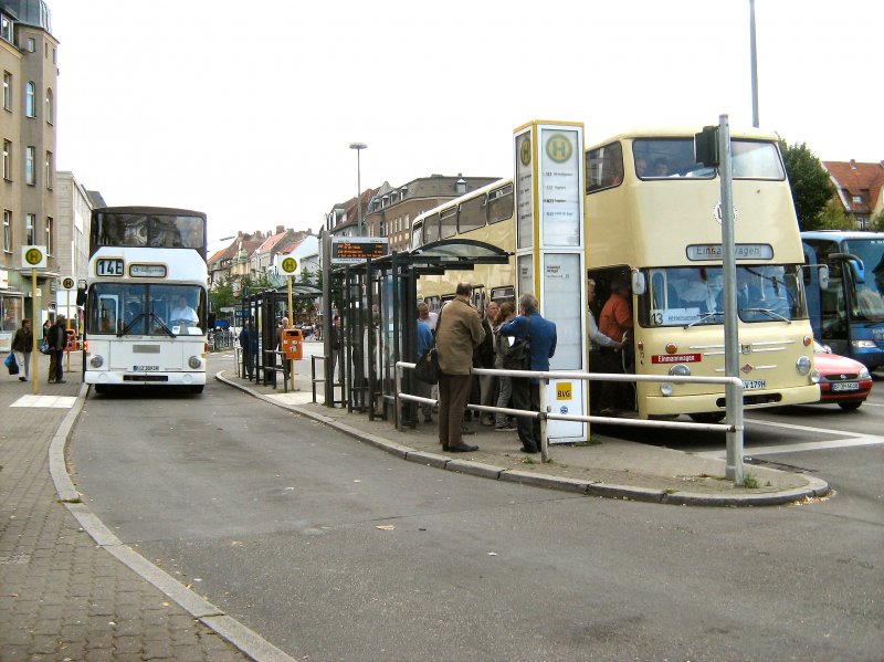 Hochbetrieb mit historischen Bussen in Alt-Tegel, September 2008