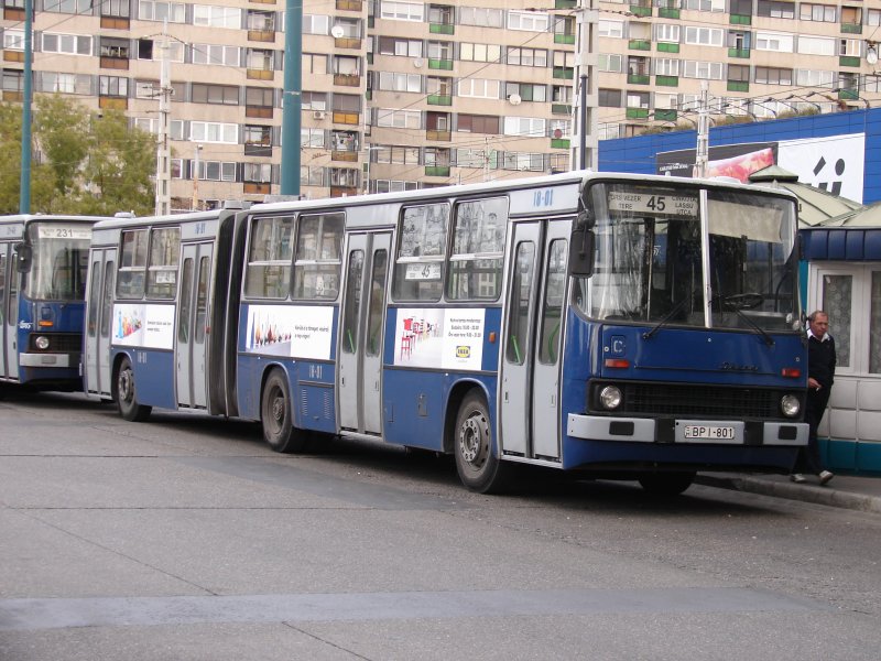 Ikarus 260 bei der Metro Station rs vezr tere in Budapest.
