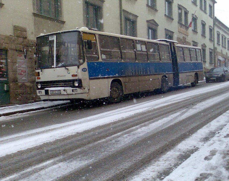 Ikarus 280 in starkem Schneefall.