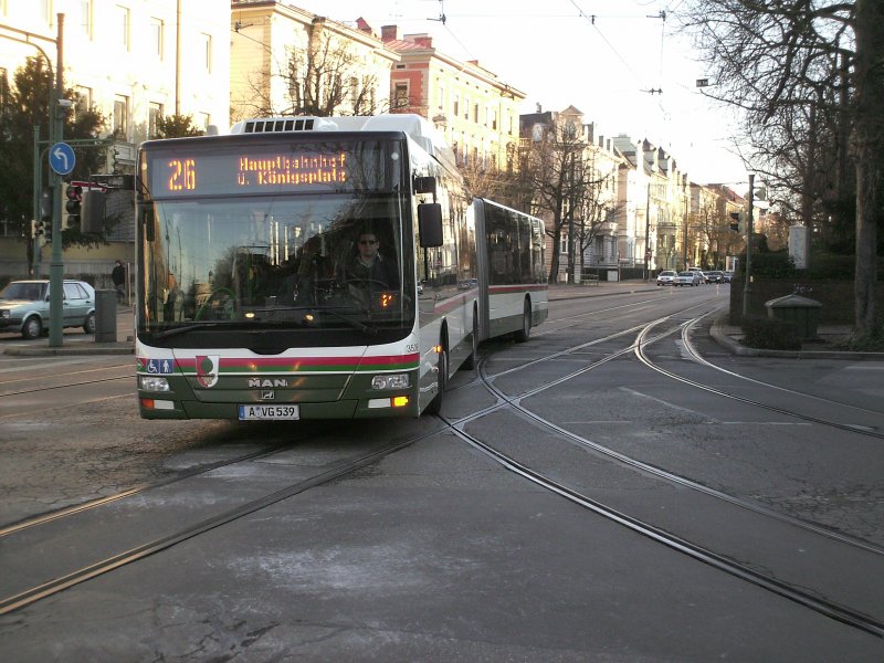 Im Frhjahr 2008 biegt ein Gelenklionscity auf der Linie 26 am Knigsplatz zu seiner Haltestelle ab.