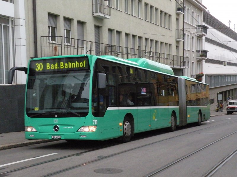 Im Oktober 2009 wird die Buslinie 30 wegen Bauarbeiten umgeleitet. Hier sehen wir den MB O 530 G CNG Citaro mit der Betriebsnummer 711 in der Inneren Margarethenstrasse. Die Aufnahme stammt vom 09.10.2009.