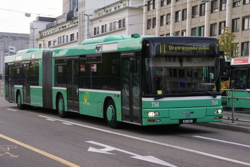 Im September 2008, war die Linie 11 wegen Bauarbeiten am Voltaplatz unterbrochen.Der MAN Bus 754 wurde als Tramersatz auf der Linie 11 eingesetzt. Die Aufnahme stammt vom 27.09.2008.
