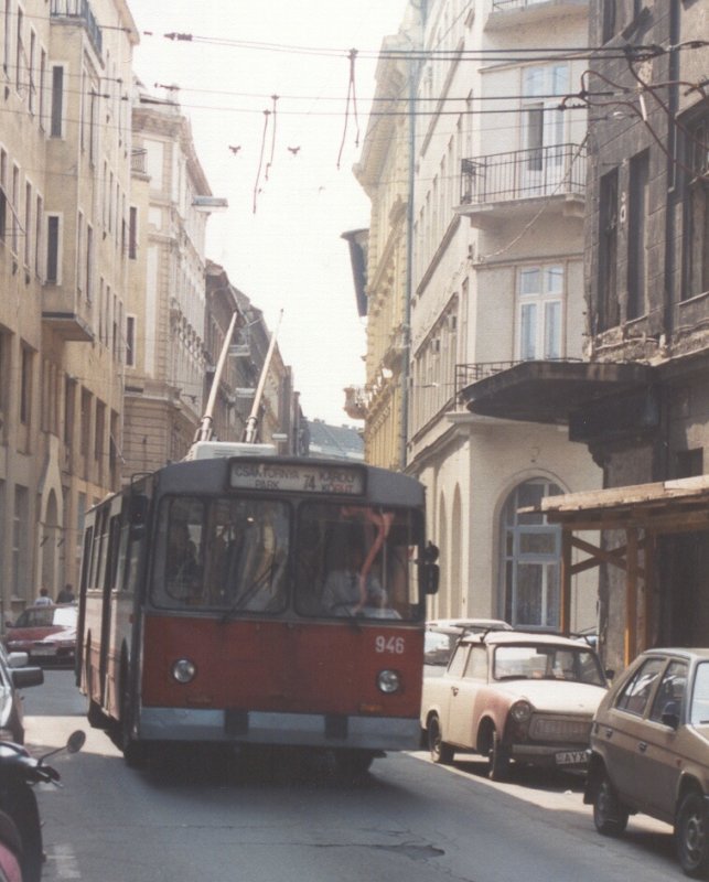 Im Sommer 1997 schlngelt sich ein O-Bus durch eine Budapester Seitenstrae.