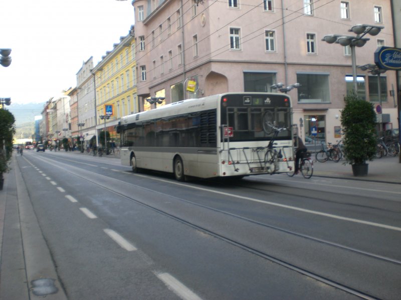 Im Winter werden Skitrger an die Busse montiert, im Sommer sind es Fahrradtrger.
Gesehen an einem Solaris mit der Wagennummer 654, Museumsstrae.