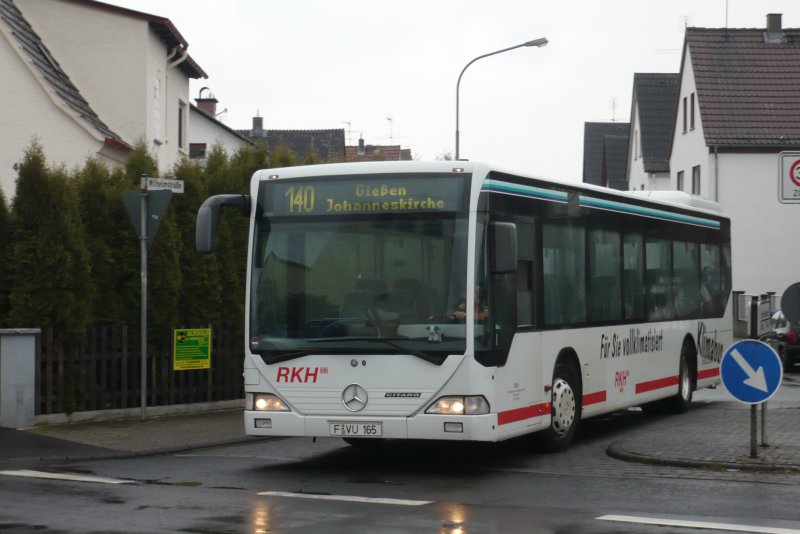In Groen-Buseck bei Gieen ist am 25.03.09 ein Mercedes Citaro von RKH auf der Linie 140 richtung Gieen im Einsatz.Der Bus hat die Lackierung von Verkehrsgesellschaft Untermain noch drauf.