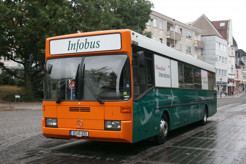 Infobus D US 221 des Flughafen Dsseldorf am 23.9.2009
auf dem Kettwiger Marktplatz.
