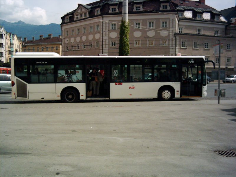 Innsbruck (A): Trseite von einem EvoBus MB O 530 (Citaro) der Innsbrucker Verkehrsbetriebe (IVB) am Innrain vor der Musikschule (Touristikladezone).