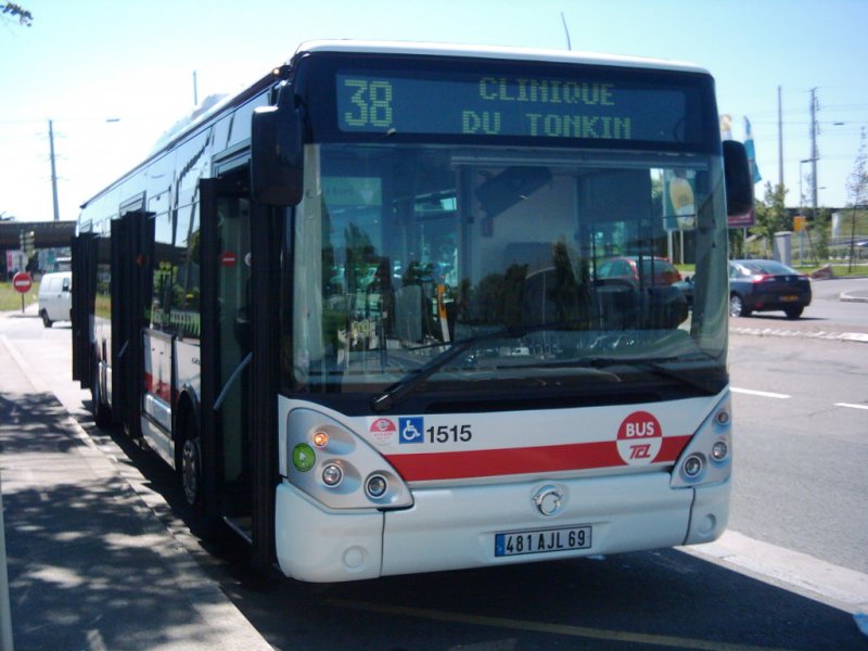 Irisbus Citlis Line im franzsischen Lyon an der Haltestelle  Surville Route de Vienne  im Einsatz auf der Linie 38. Es handelt sich um den Wagen 1515 (Baujahr 2006) des ffentlichen Verkehrsunternehmens TCL  Transports en commun de Lyon . 