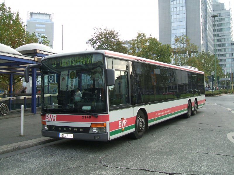 K - Setra 315 NF , 3 Achsen Bus des BVR,Wagen 2148,
Lnge des Busses ist 15 Meter,die hintere Achse lenkt mit.
Essen Hbf.(31.10.2007)