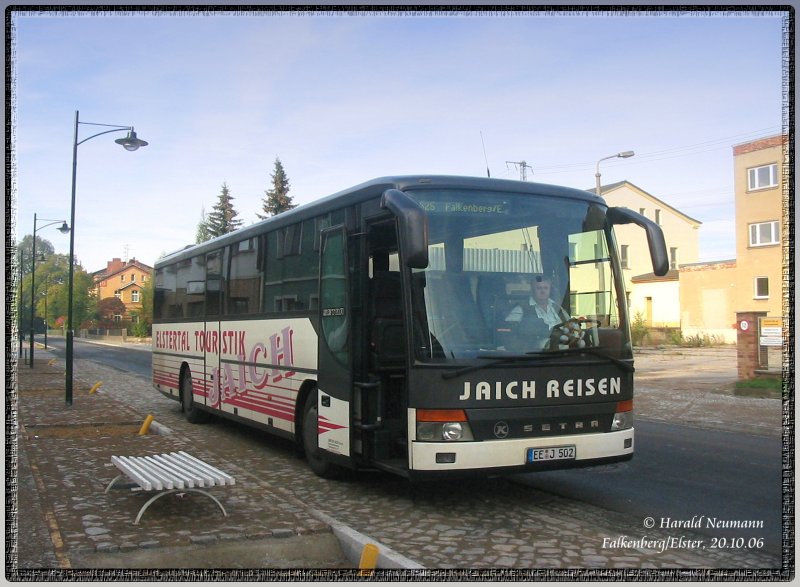 Kssbohrer-Setra 315 GT der Jaich-Reisen auf Linie 526 im Auftrag der Elster NVG, an der Ersatzhaltestelle  Bahnhof Falkenberg/E, 20.10.06.