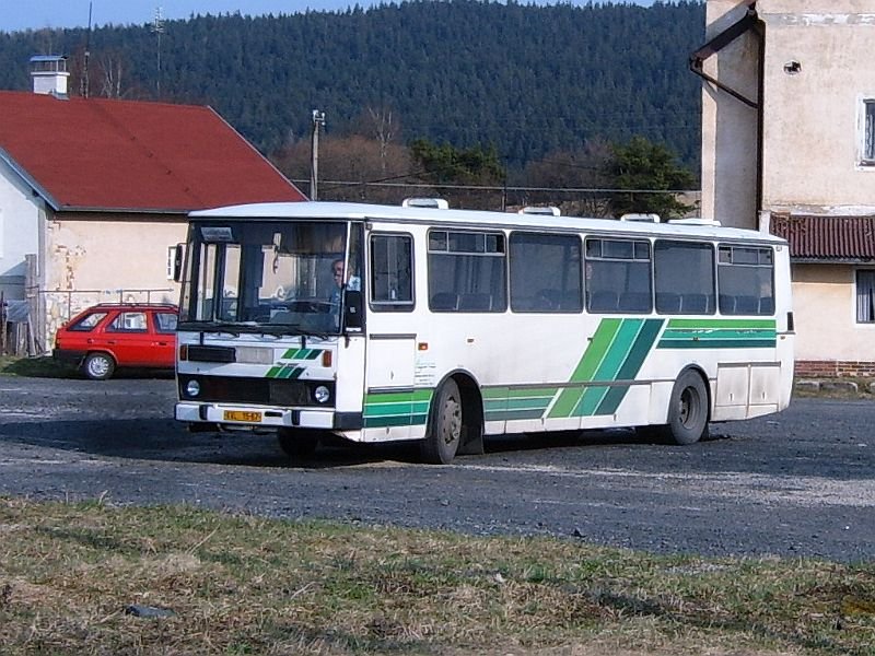Karosa C734 KVL 15-67 von Autobusy Karlovy Vary am Buswendeplatz in Prameny (Sangerberg - etwa 10 km nrdlich von Marienbad) vor seinem Rckfahrt nach Marienbad, 20. 4. 2006