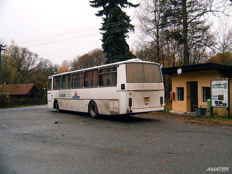 Karosa LC735 von CSAD Slany mit einem Kinderausflug im Chodovska Hut (Kuttenplaner Schmelztal), etwa 10 km sdwestlich von Marienbad. Dort hat das ehemalige gesperrte Grenzgebiet begonnen... 29. 10. 2004