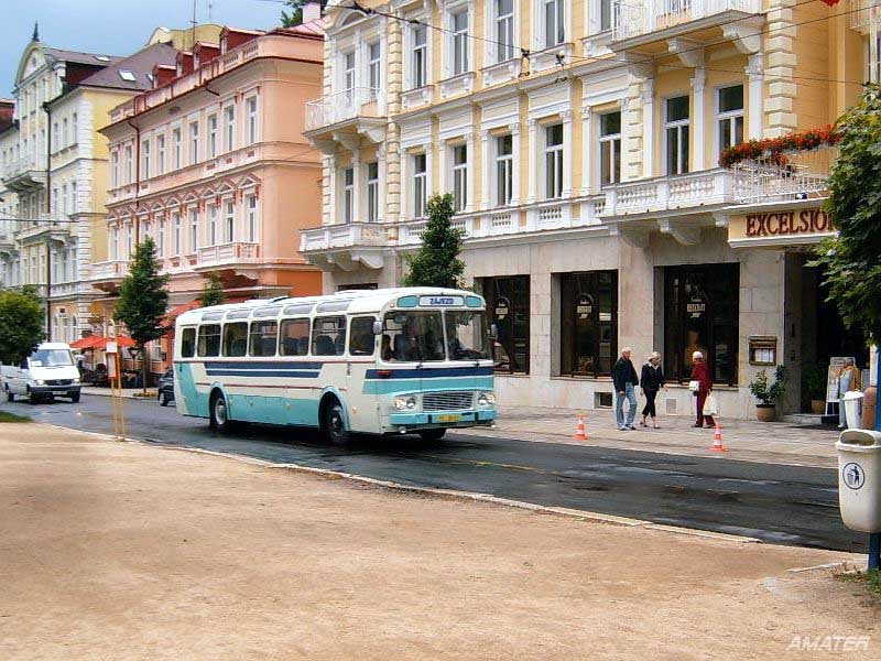 Karosa SD-11 von Skoda-Bus Klub Plzen auf der Sonderlinie nach Schloss Kynzvart (Knigswart) kommt aus Kynzvart nach Stadtzentrum Marienbads. 9. 7. 2005