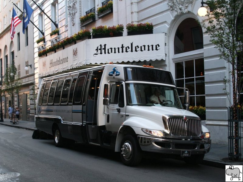 Kleiner Bus auf International 3200 Fahrgestell des amerikanischen Busunternehmens  American Luxury Limousine . Aufgenommen am 28. September 2008 in New Orleons, Louisiana.