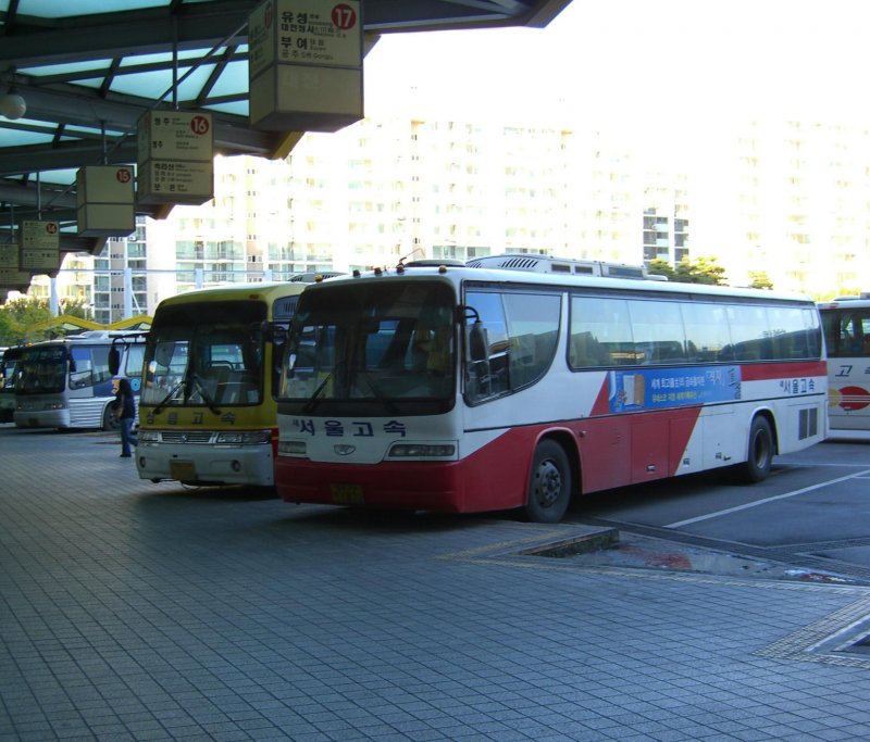 Korea, Suwon Busbahnhof. In Korea gibt es ein gutes berland- Bussystem. Man reist damit bequem, sauber, pnktlich. Die Autobahnen sind oft verstopft, fr die Busse gibt es jedoch eigene Spuren. 