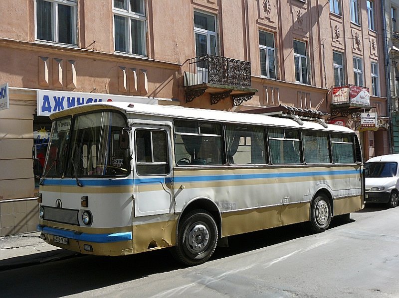LAZ-695 in Innenstadt von Lviv 17-09-2007.