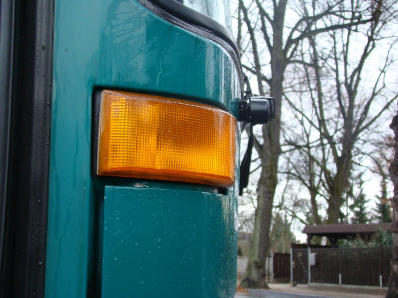 Leichter Regen in Potsdam, hier der Blinker eines MB 405 Niederflurbus. Aufgenommen am 18.01.08