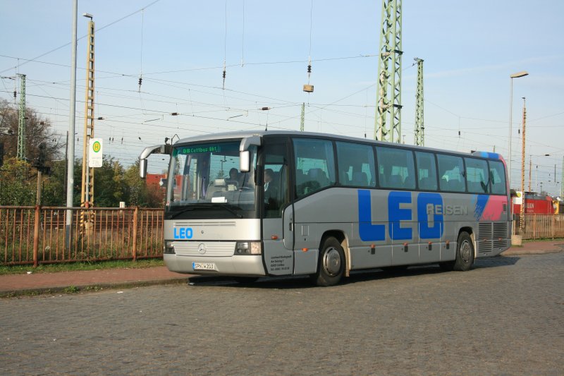 LEO Reisen am 26.10.2008 am Bahnhof Guben als SEV 26178 fr Anschluss Reisende nach Leipzig