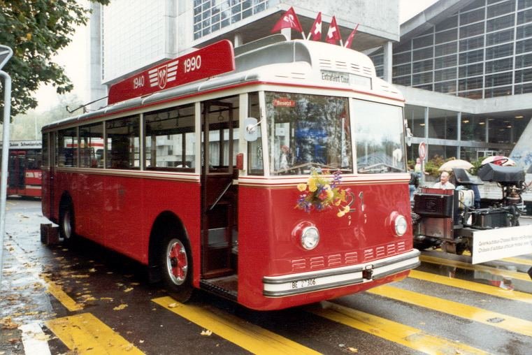 Letzter Orginal Olteimer Trolleybus der noch im Besitz der VB Biel ist aus dem Jahre 1940 und noch Fahrbar ist fr gelegntliche Extrafahrten auch im Jahre 2006 .. Bus Nr 21 anlsslich eines Jubilum 50 Jahre VB Biel - Trollybus Betrieb.. Foto vom Dez.1990
