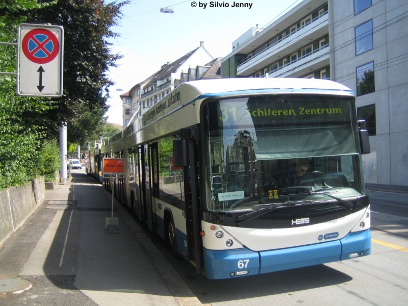 Lightram 67+61 bei der provisorischen Haltestelle Hegibachplatz 29.7.08. Die  Busse machen dort Baustellen bedingt eine riesen Schalufe. Aus diesem Grund wurde wegen des engen Fahrplans ein weiterer Bus auf die Linie 31 eingesetzt. Es kann aber auch sein, dass die Busse pnktlich am Hegibachplat sind. Und so kommt es, dass zwei 24.7m lange LighTrams hintereinander stehen.