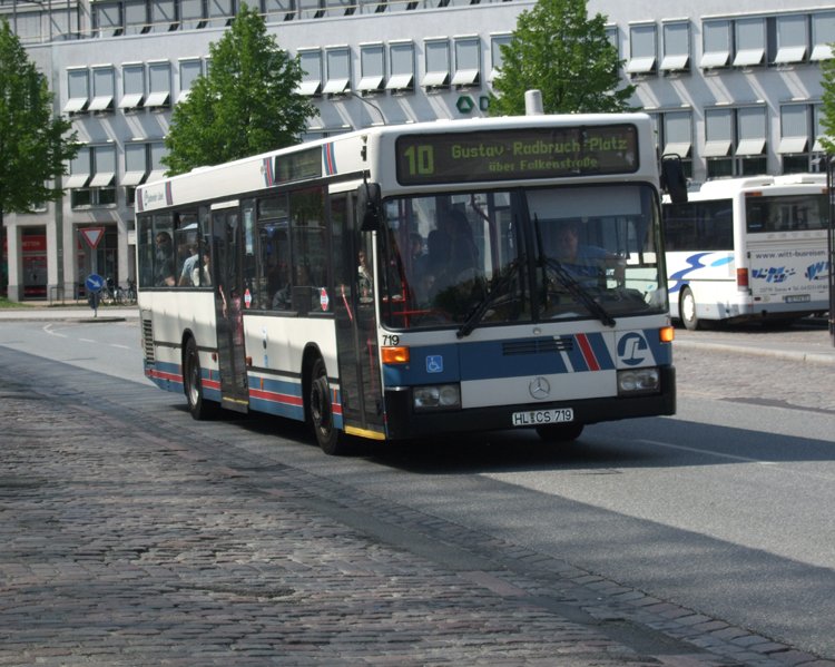 Linie 10 von Am Rugenberg, Ratekau-Sereetz Richtung Gustav-Radbruch-Platz, Lbeck bei der Durchfahrt am ZOB in Lbeck.(02.05.09)