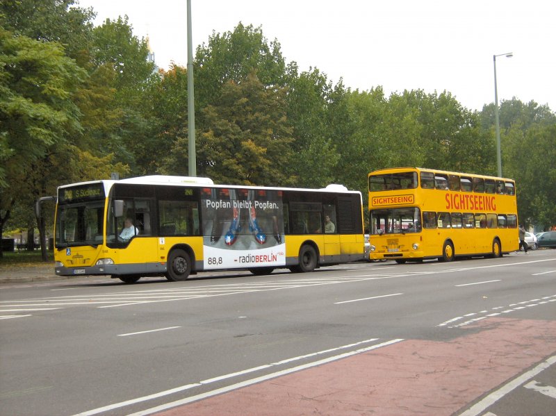 Linienbus und Rundfahrtbus in berlin-Mitte, 12.10.2008