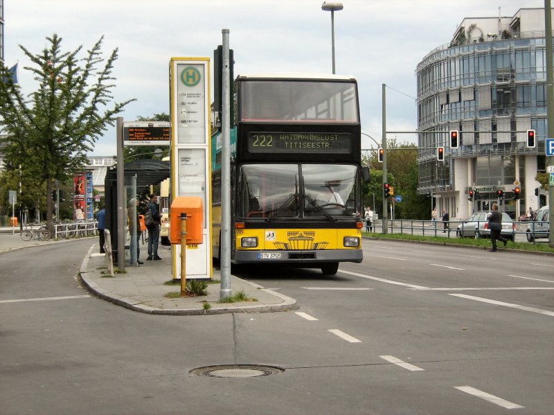 Linienverkehr Doppeldeckerbus in Alt-Tegel, Berlin 13.9.2008