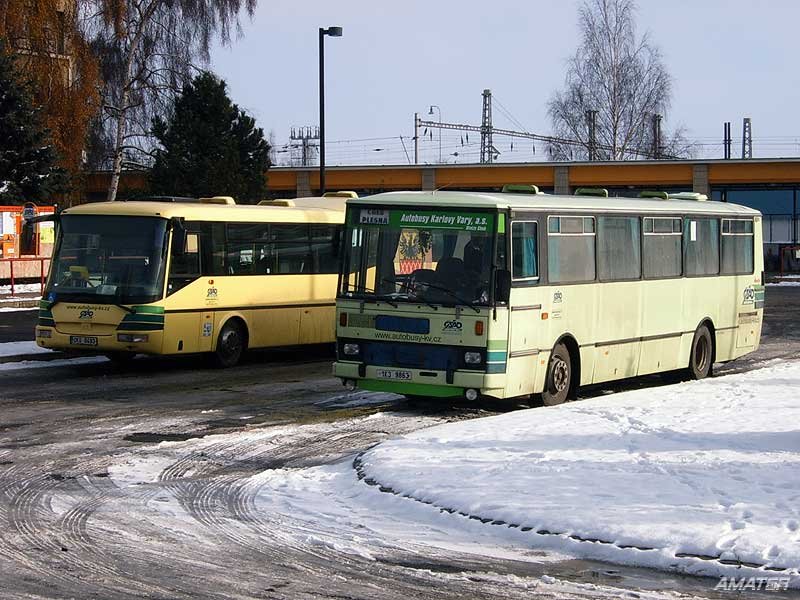 Links SOR BN12 2K0 8493 (einer der zwei Egerer Low-Entry-Stadtbusse, auch als  Kamel  bekannt) fhrt in die Garage, links Karosa C734 1K3 9863 aus der berlandlinie nach Plesna (Pleissen), der einzige ltere Karosa-Bus in neuen Firmenfarben. Busbahnhof Cheb (Eger), 28. 11. 2007