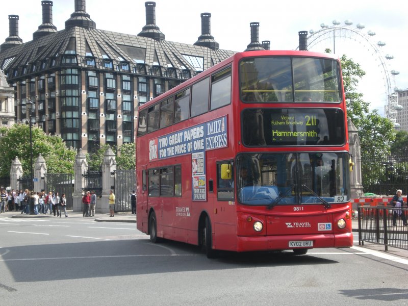 Ein Travel-London Doppelstockbus auf der Linie 211 nach Hammersmith in