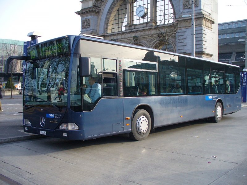 Luzern - Der Mercedes Citaro Bus Nr.562 in Blauer Farbe LU 15716 vor dem Bahnhof in Luzern am 26.01.2008