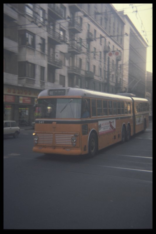 1987 waren diese alten Gelenkbusse in Mailand noch allgegenw�rtig 