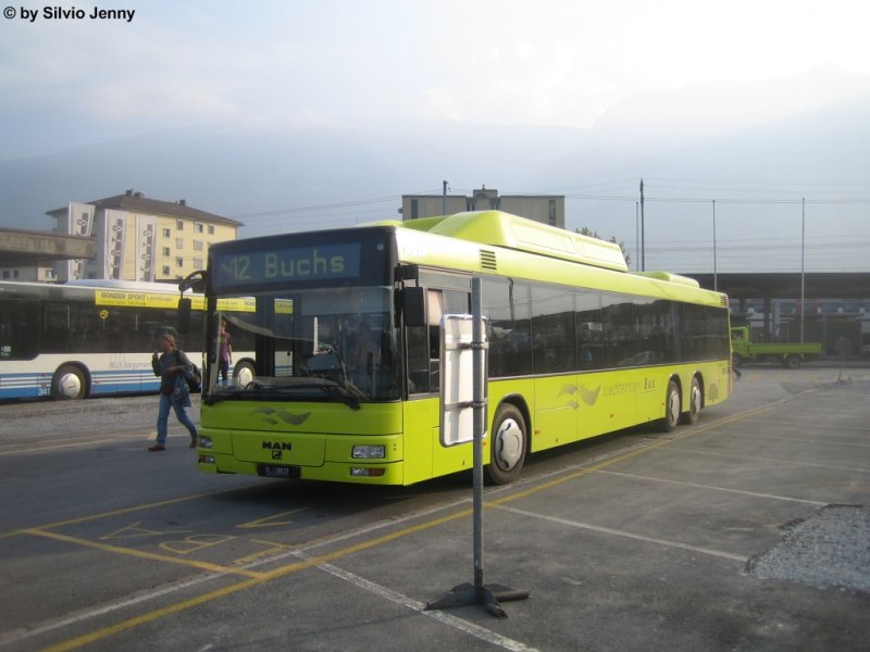 MAN A26 CNG  Nr. 37 am 22.9.09 beim Bhf. Sargans. Dank den gelben LBA-Bussen aus dem Frstentum Liechtenstein wird Sargans zu einer ''internationalen'' Drehscheibe im Busverkehr. 
