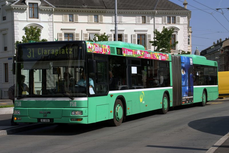 MAN Bus 758 bedient die Haltestelle Wettsteinplatz Richtung Claraplatz der
