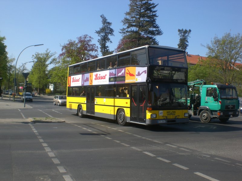 MAN-Doppeldecker auf der Linie 285 nach S+U Bahnhof Rathaus Steglitz an der Haltestelle Lichterfelde Goerzallee/Drakestrae.