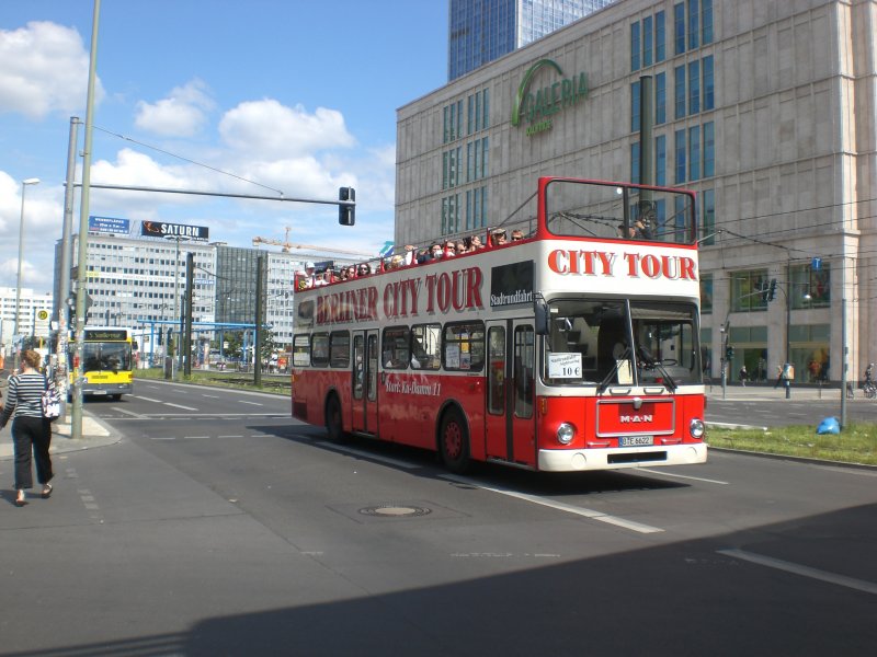 MAN-Doppeldecker Sightseeing-Bus am S+U Bahnhof Alexanderplatz.