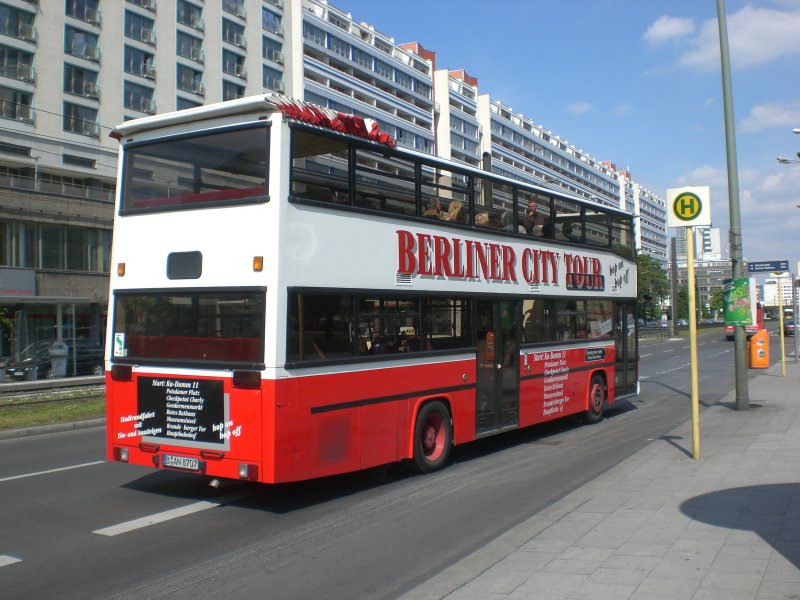 MAN-Doppeldecker Sightseeing-Bus an der Haltestelle Spandauer Strae/Marienkirche.