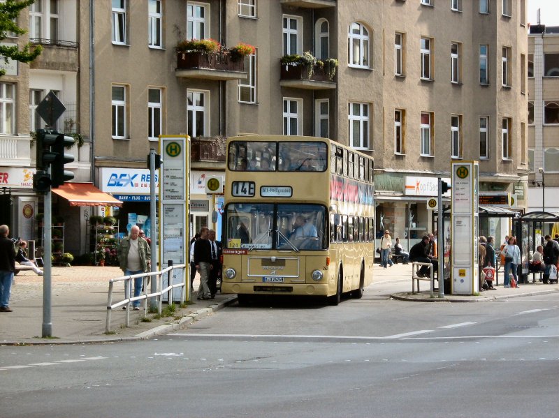 MAN-Doppeldeckerbus an der Hst. U-Bhf Tegel, 13.9.2008