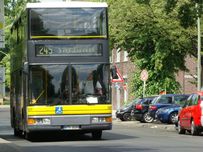 MAN Doppelstockbus am 07.06.2008 am Berliner Zoologischer Garten. Hier B-V 3020 als 245 zum S-Bahnhof Nordbahnhof. Aufgenommen am 07.06.2008