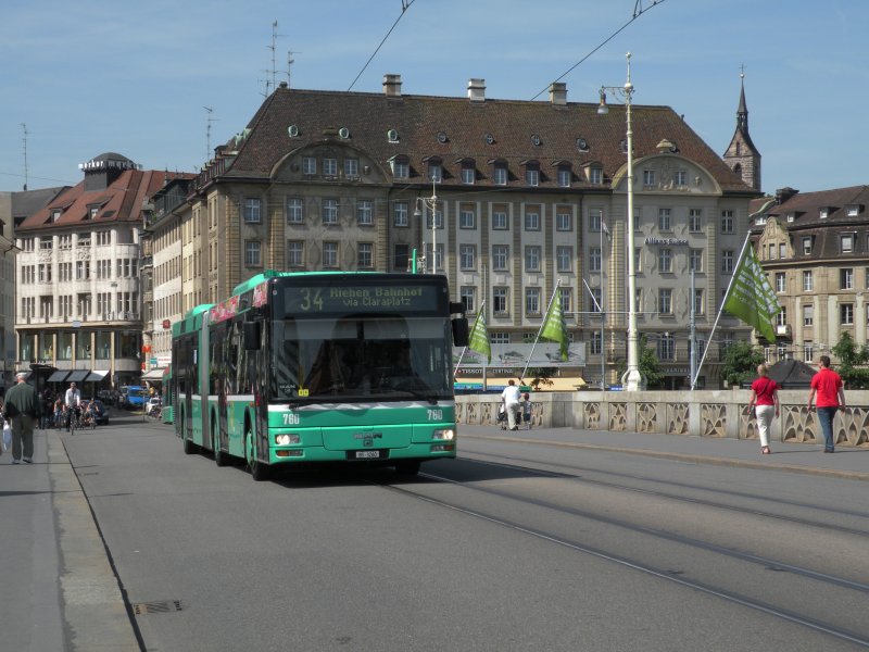 MAN Gelenkbus 760 der BVB fhrt auf der Mittlerenrheinbrcke Richtung Haltestelle Rheingasse. Die Aufnahme stammt vom 20.05.2009.