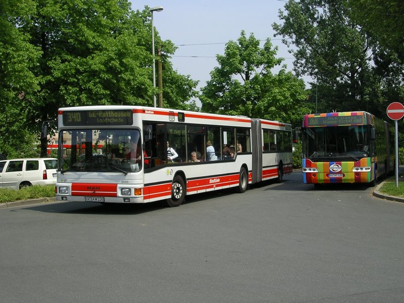 MAN Gelenkbus,Linie 340,Wanne Eickel Hbf. nach GE - Rotthausen,
rechts Bogestra Neoplan Gelenkbus,in Ruhestellung.(15.05.2008)