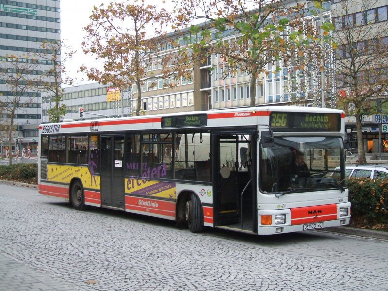 MAN ,Linie 356 gnnt sich eine vorgeschriebene Pause im
Bochumer Hbf/Bbf. Werbetrger von  Variete` Et cetera 
(13.11.2007) 