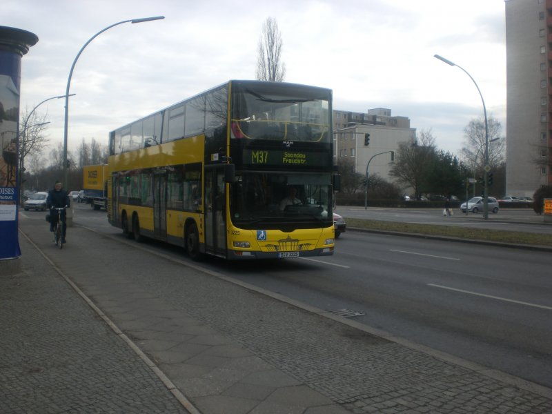 MAN Lion's City DD (Doppelstock) auf der Linie M37 nach Spandau Freudstrae an der Haltestelle Falkenhagener Feld Falkenseer Chaussee/Stadtrandstrae.