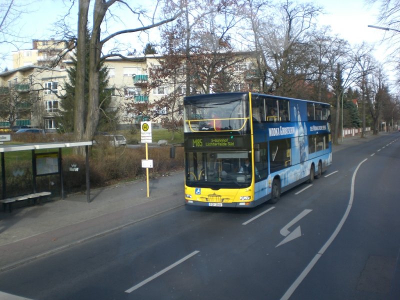 MAN Lion's City DD (Doppelstock) auf der Linie M85 nach S-Bahnhof Lichterfelde Sd an der Haltestelle Lichterfelde Engadiner Weg.