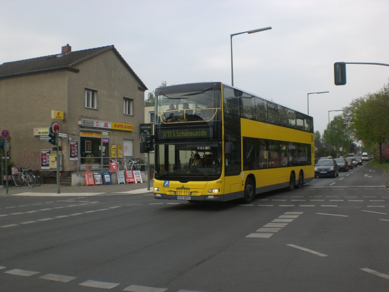 MAN Lion's City DD (Doppelstock) auf der Linie X11 nach S-Bahnhof Schneweide an der Haltestelle Buckow Quarzweg/Marienfelder Chaussee.