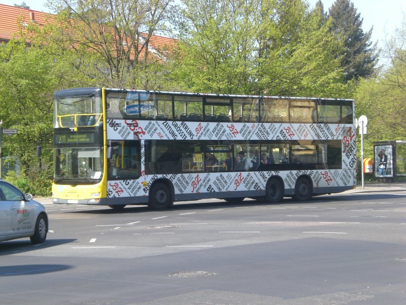 MAN Lion's City DD (Doppelstock) auf der Linie X11 nach Gropiusstadt Gesundheitszentrum an der Haltestelle Lichterfelde Goerzallee/Drakestrae.