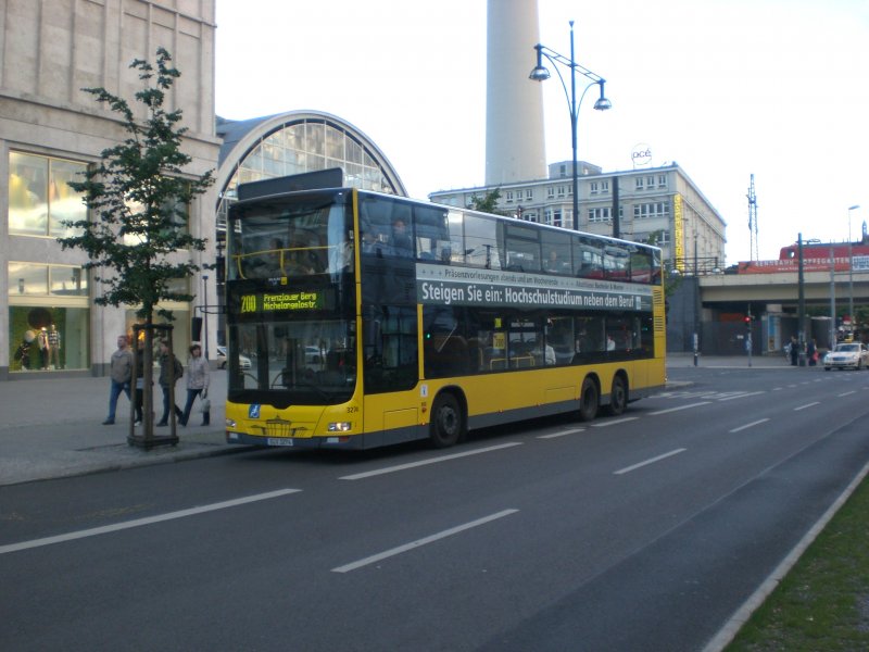 MAN Lion's City DD (Doppelstock) auf der Linie 200 nach Prenzlauer Berg Michelangelostrae am S+U Bahnhof Alexanderplatz.
