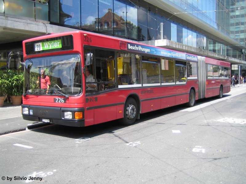 MAN NG 272 Nr. 226 von Bernmobil beim Bhf. Bern. In der Regel sind auf der Linie 20 Trolleybusse unterwegs, diese knne aber wegen diversen Baustellen nicht verkehren, und es herrscht Autobusbetrieb.