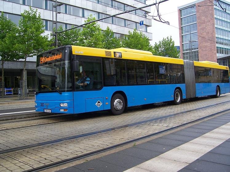 MAN NG313 Nr. 382 fhrt als Linie E41 zum Omnibusbahnhof. Es gibt noch eine Linie 41, die fhrt dann in den Chemnitzer Stadtteil Heinersdorf. Aufgenommen am 28. Juli 2007 an der Haltestelle Roter Turm in Chemnitz.